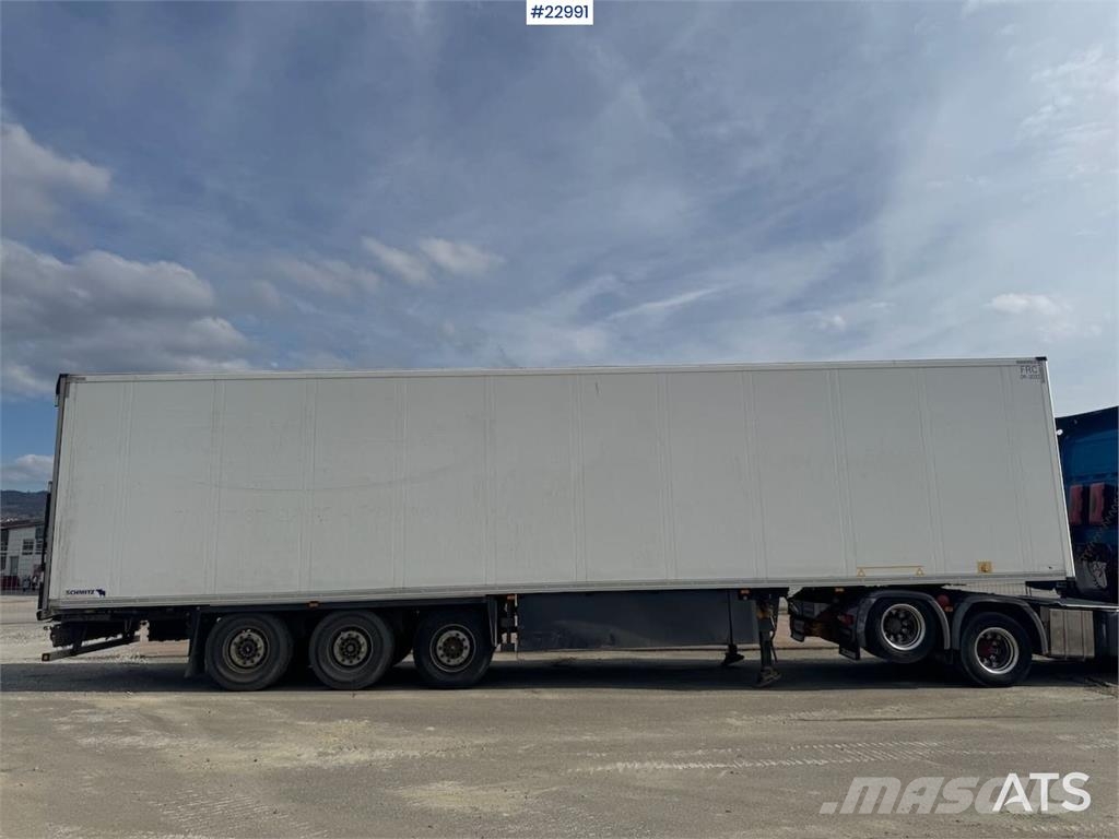 Schmitz Cargobull box semi-trailer with Carrier refrigeration unit. Kitos puspriekabės