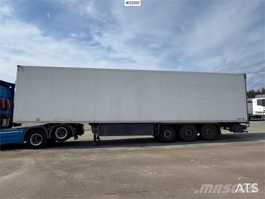 Schmitz Cargobull box semi-trailer with Carrier refrigeration unit. Kitos puspriekabės