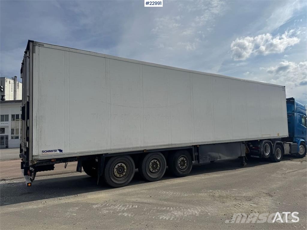 Schmitz Cargobull box semi-trailer with Carrier refrigeration unit. Kitos puspriekabės