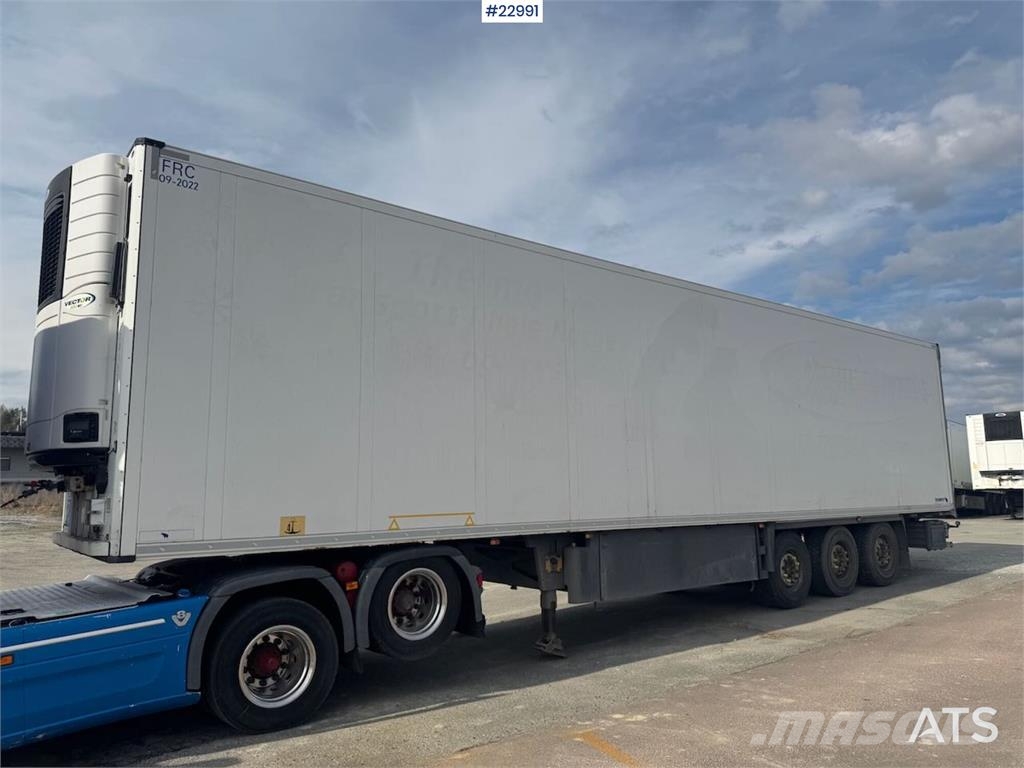 Schmitz Cargobull box semi-trailer with Carrier refrigeration unit. Kitos puspriekabės