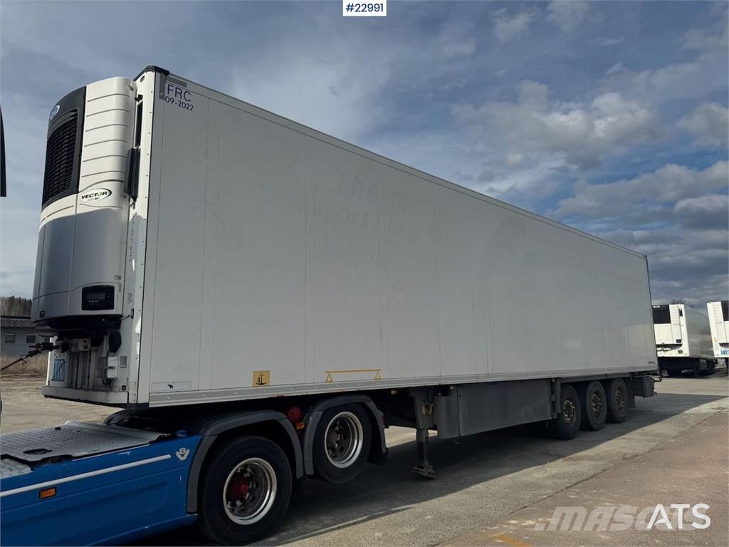 Schmitz Cargobull box semi-trailer with Carrier refrigeration unit. Kitos puspriekabės