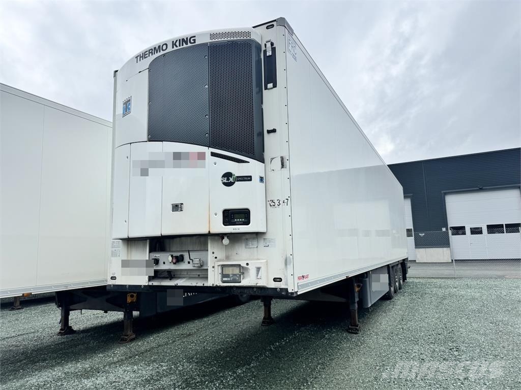 Schmitz Cargobull box semi-trailer with refrigeration unit and load Температурно-контролирани полуремаркета