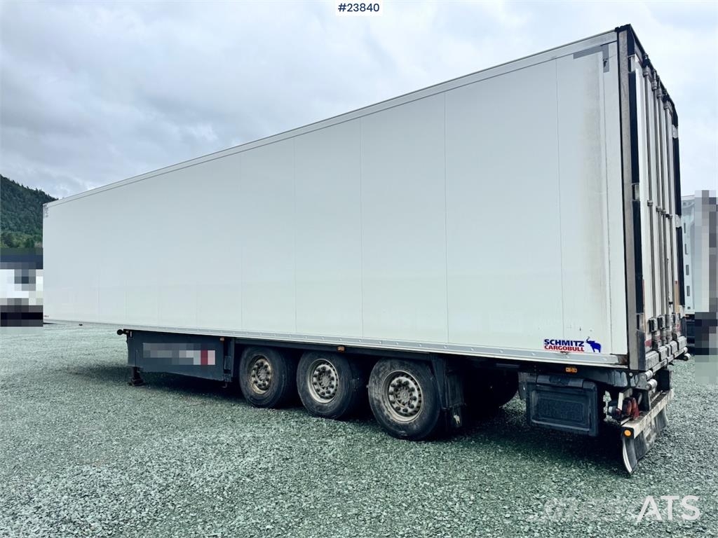 Schmitz Cargobull box semi-trailer with refrigeration unit and load Температурно-контролирани полуремаркета