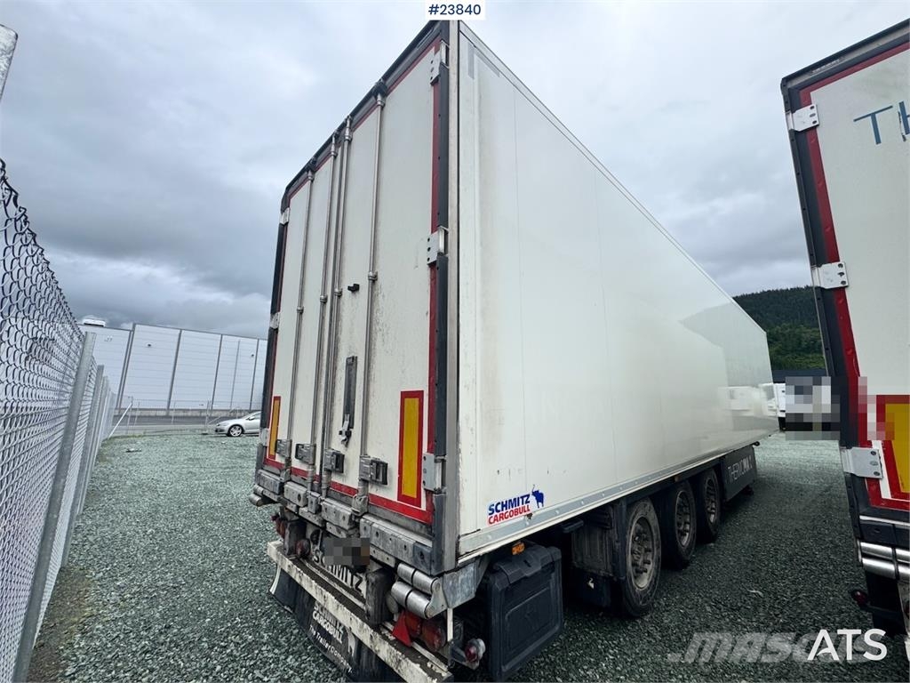 Schmitz Cargobull box semi-trailer with refrigeration unit and load Температурно-контролирани полуремаркета
