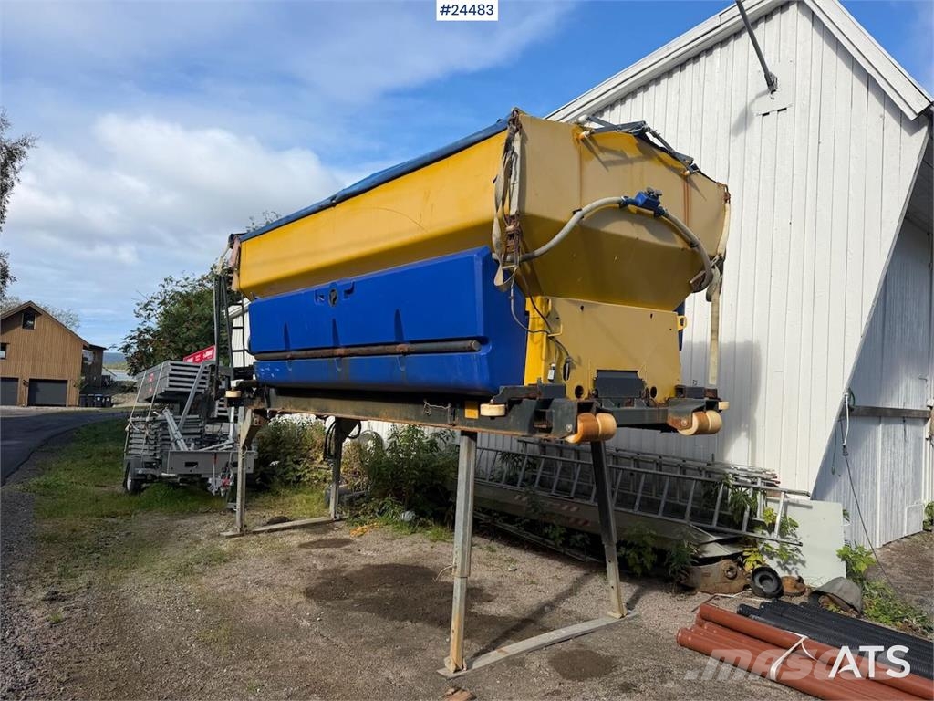  Stratos B90-42 sand spreader – 9 cubic meters Trosilci peska in soli