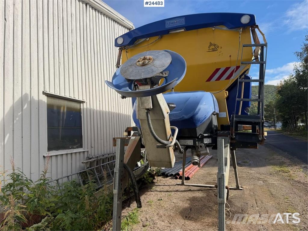  Stratos B90-42 sand spreader – 9 cubic meters Trosilci peska in soli