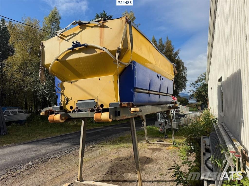  Stratos B90-42 sand spreader – 9 cubic meters Trosilci peska in soli