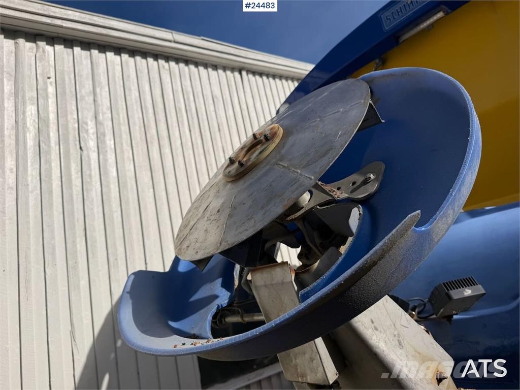  Stratos B90-42 sand spreader – 9 cubic meters Trosilci peska in soli