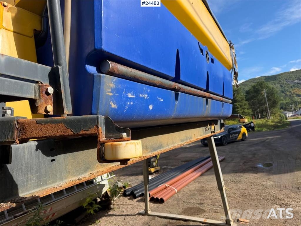  Stratos B90-42 sand spreader – 9 cubic meters Trosilci peska in soli