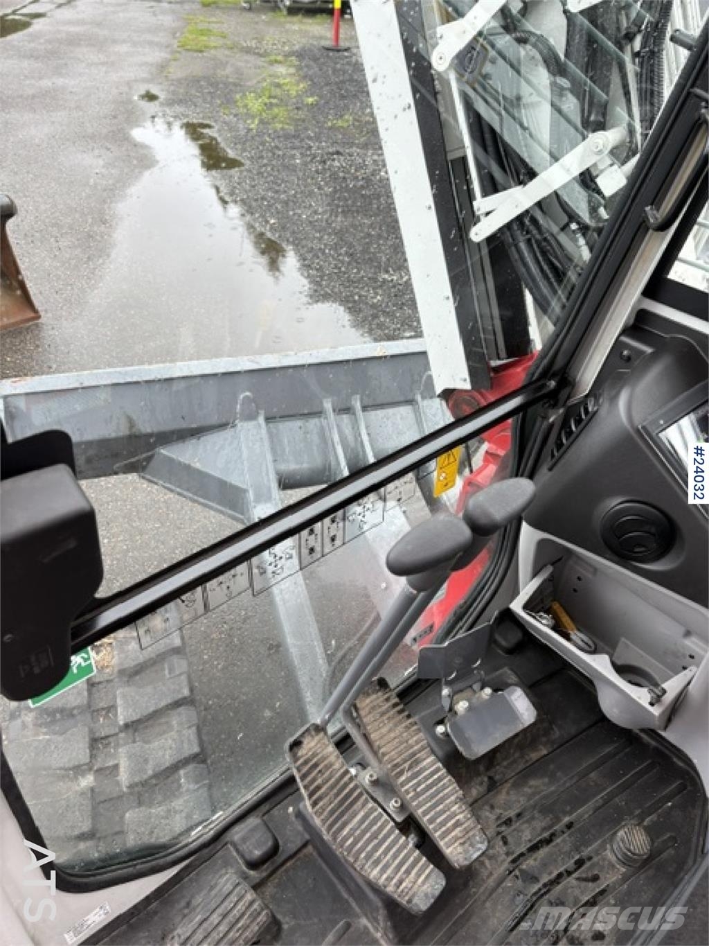 Takeuchi TB280FR excavator with grading bucket and rototilt Εκσκαφείς με ερπύστριες