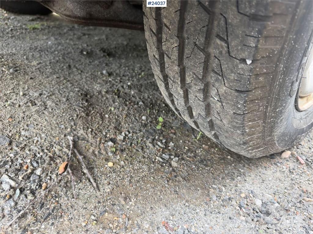 Toyota Hiace 4WD w/ two sets of tires. Auto's