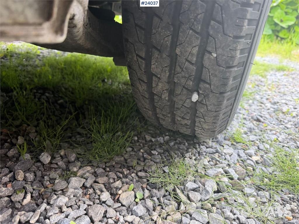 Toyota Hiace 4WD w/ two sets of tires. Auto's