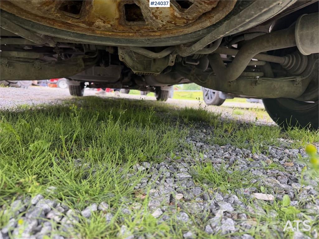 Toyota Hiace 4WD w/ two sets of tires. Auto's