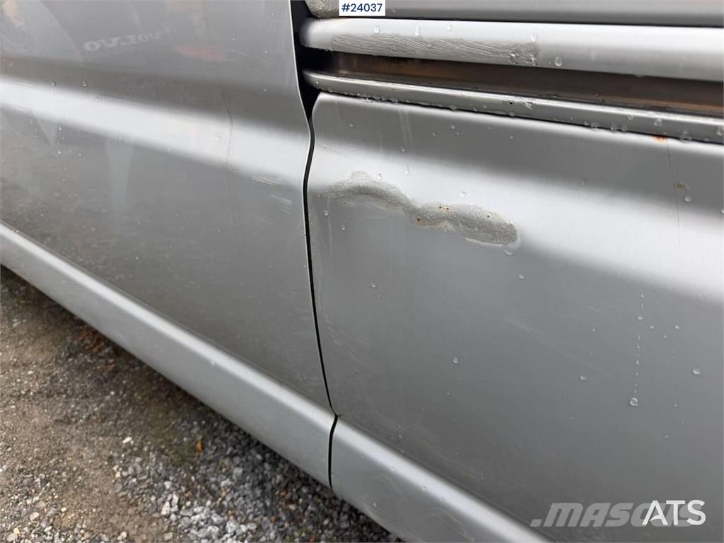 Toyota Hiace 4WD w/ two sets of tires. Auto's