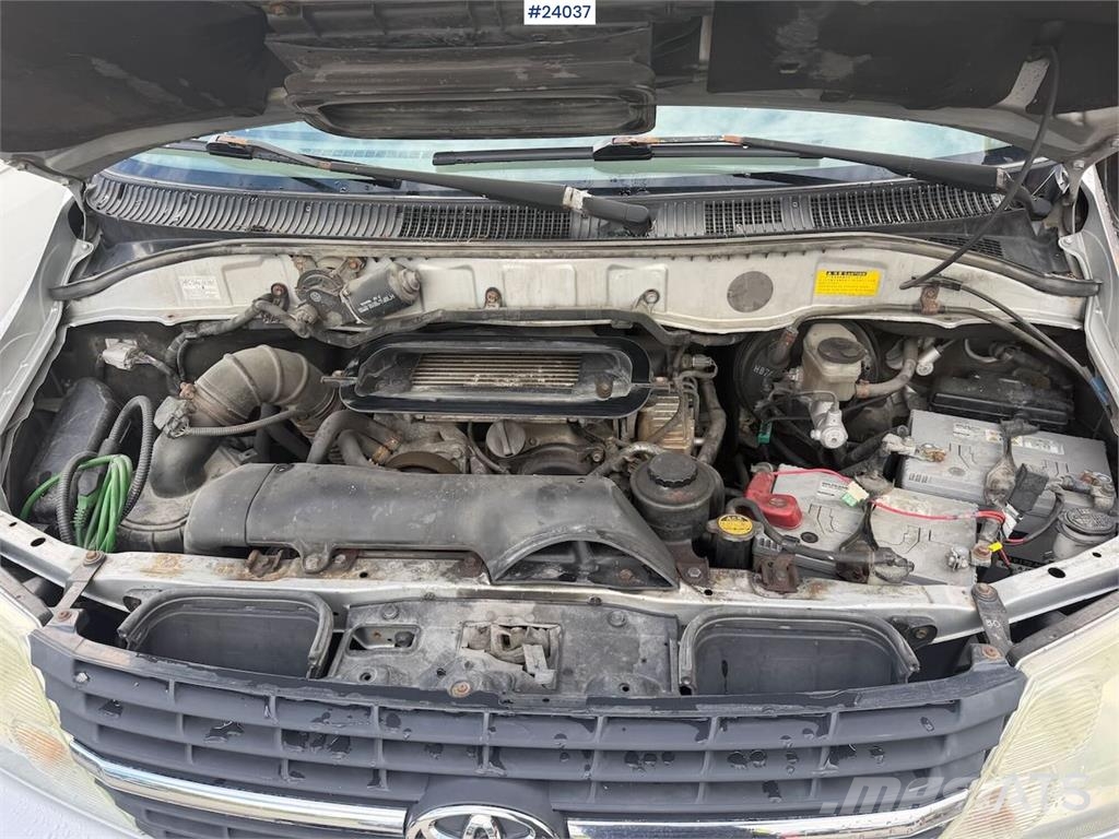 Toyota Hiace 4WD w/ two sets of tires. Auto's