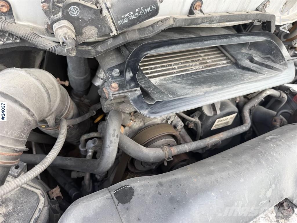 Toyota Hiace 4WD w/ two sets of tires. Auto's