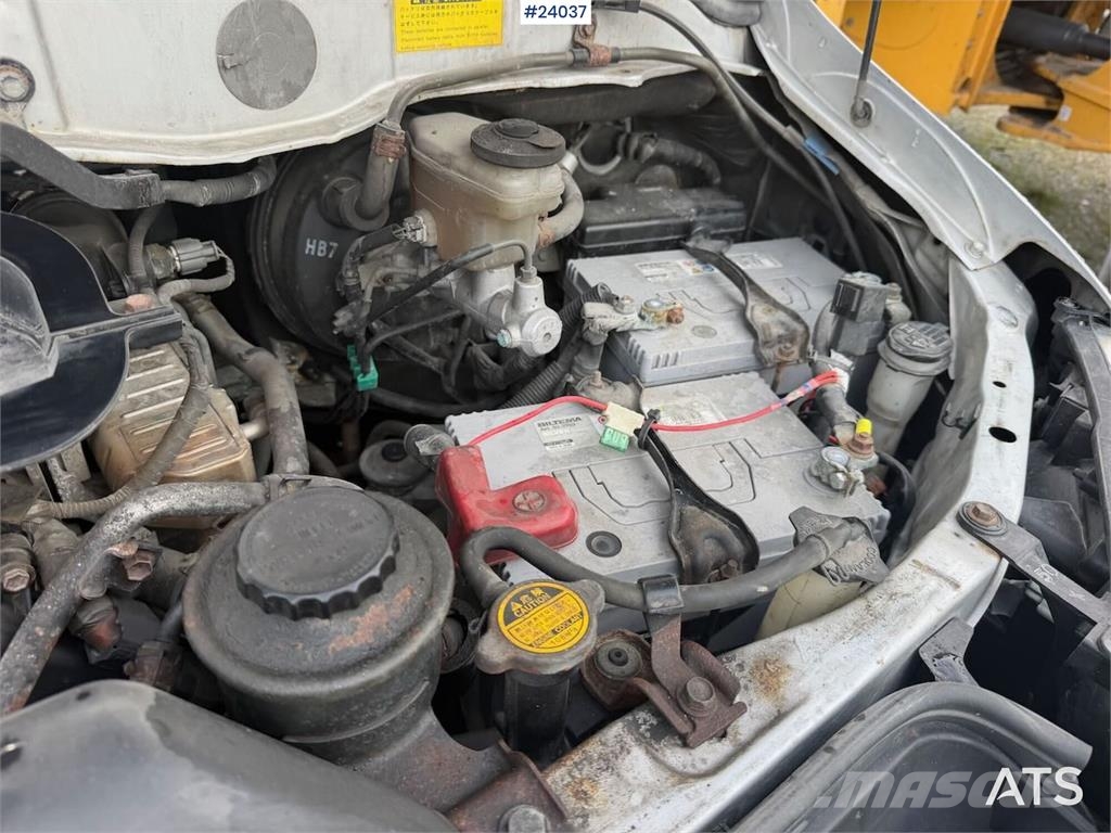 Toyota Hiace 4WD w/ two sets of tires. Auto's