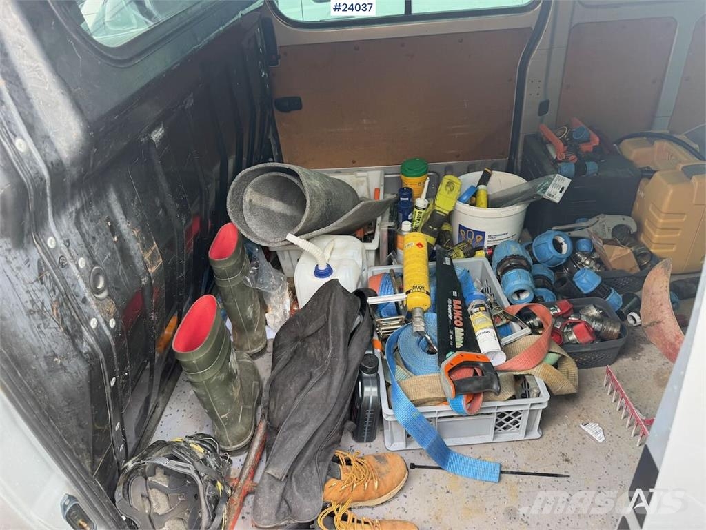 Toyota Hiace 4WD w/ two sets of tires. Auto's