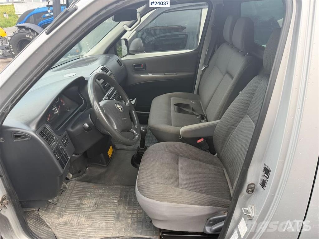 Toyota Hiace 4WD w/ two sets of tires. Auto's