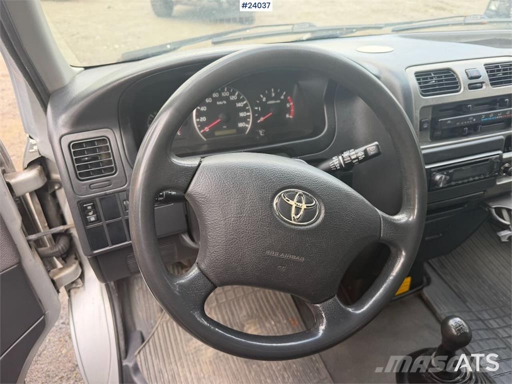 Toyota Hiace 4WD w/ two sets of tires. Auto's