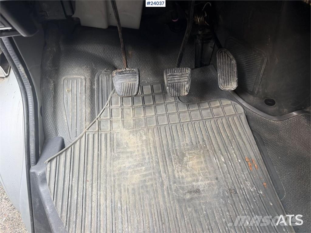 Toyota Hiace 4WD w/ two sets of tires. Auto's