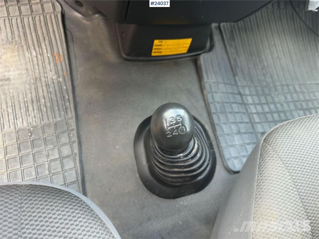 Toyota Hiace 4WD w/ two sets of tires. Auto's