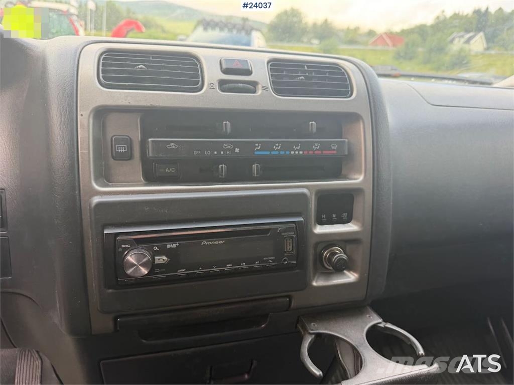 Toyota Hiace 4WD w/ two sets of tires. Auto's