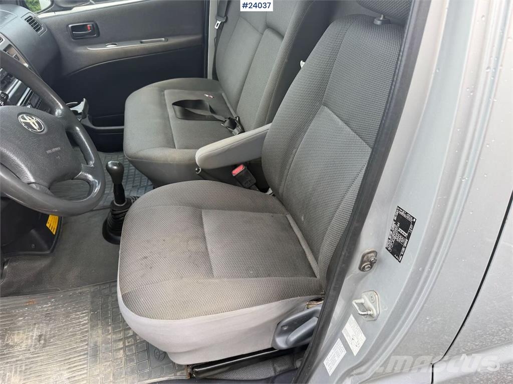 Toyota Hiace 4WD w/ two sets of tires. Auto's