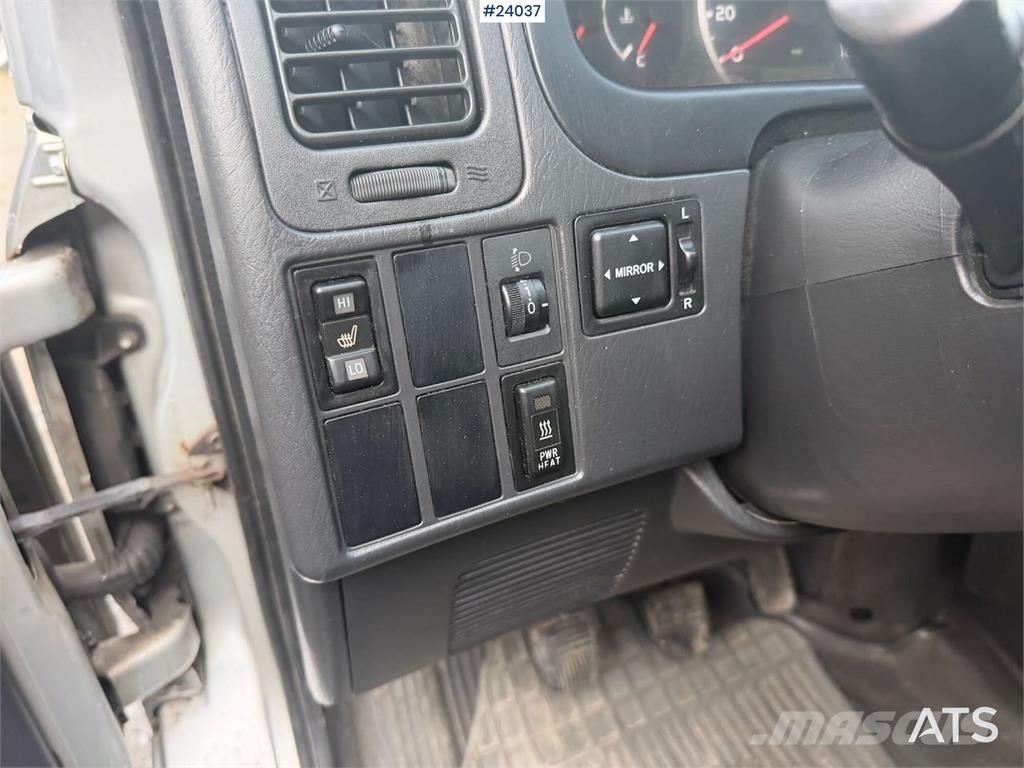 Toyota Hiace 4WD w/ two sets of tires. Auto's