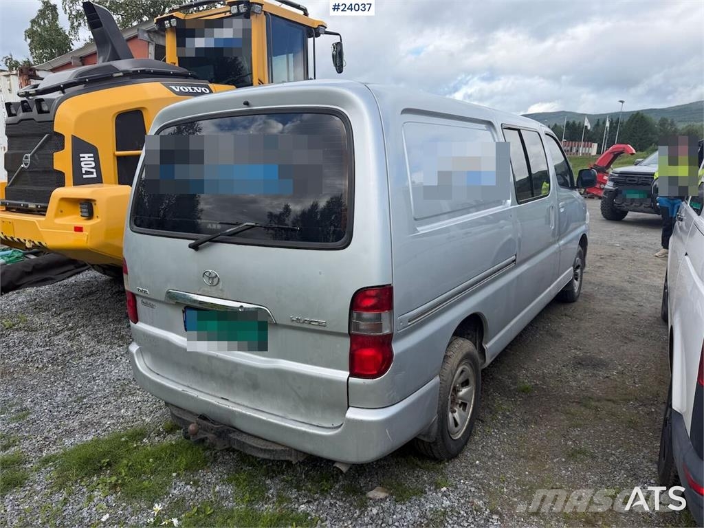 Toyota Hiace 4WD w/ two sets of tires. Auto's