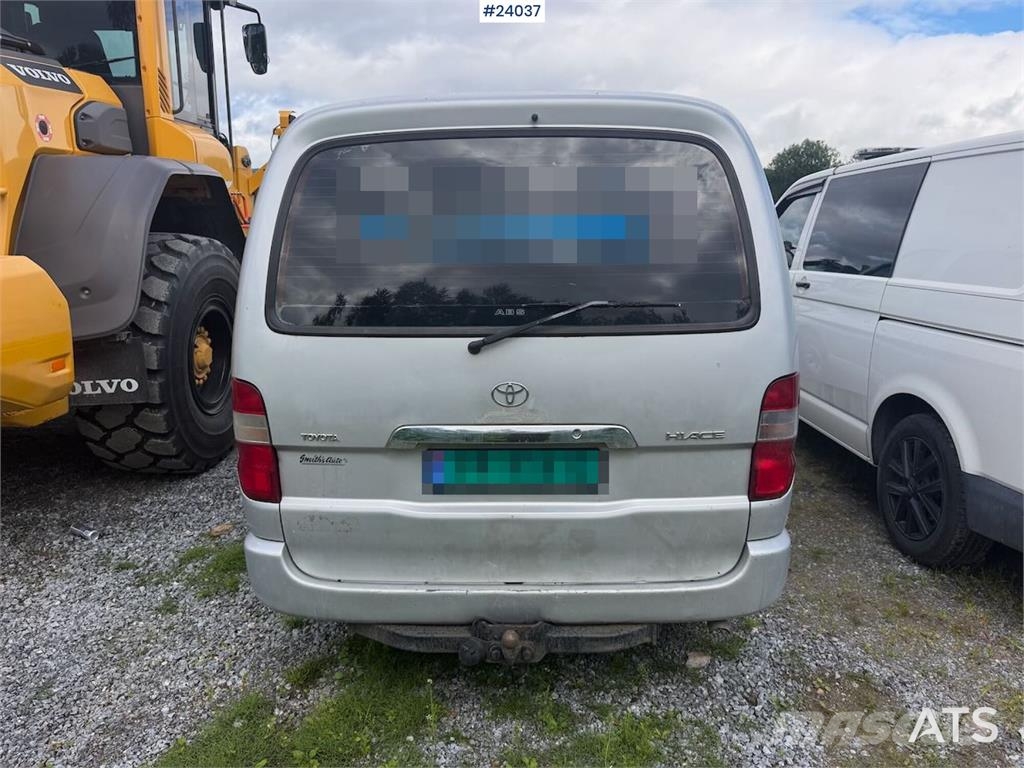 Toyota Hiace 4WD w/ two sets of tires. Auto's