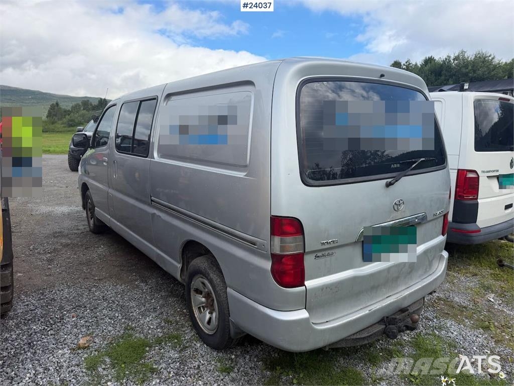 Toyota Hiace 4WD w/ two sets of tires. Auto's