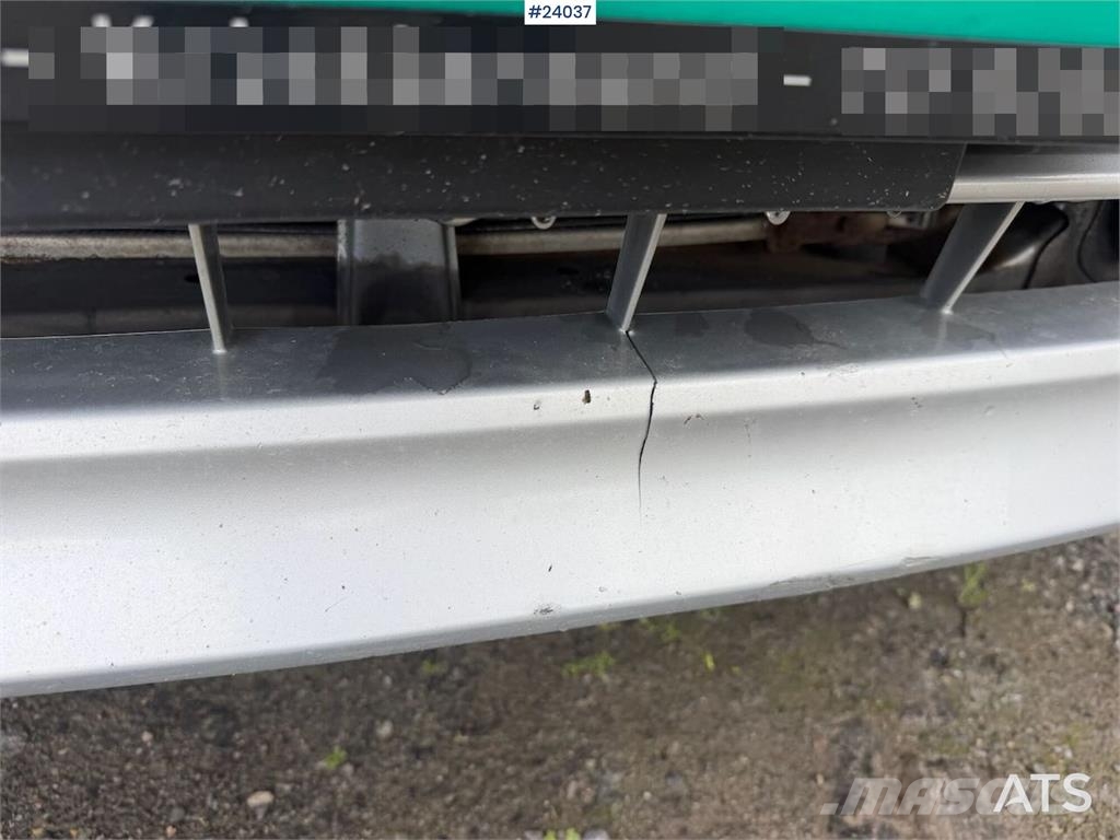 Toyota Hiace 4WD w/ two sets of tires. Auto's
