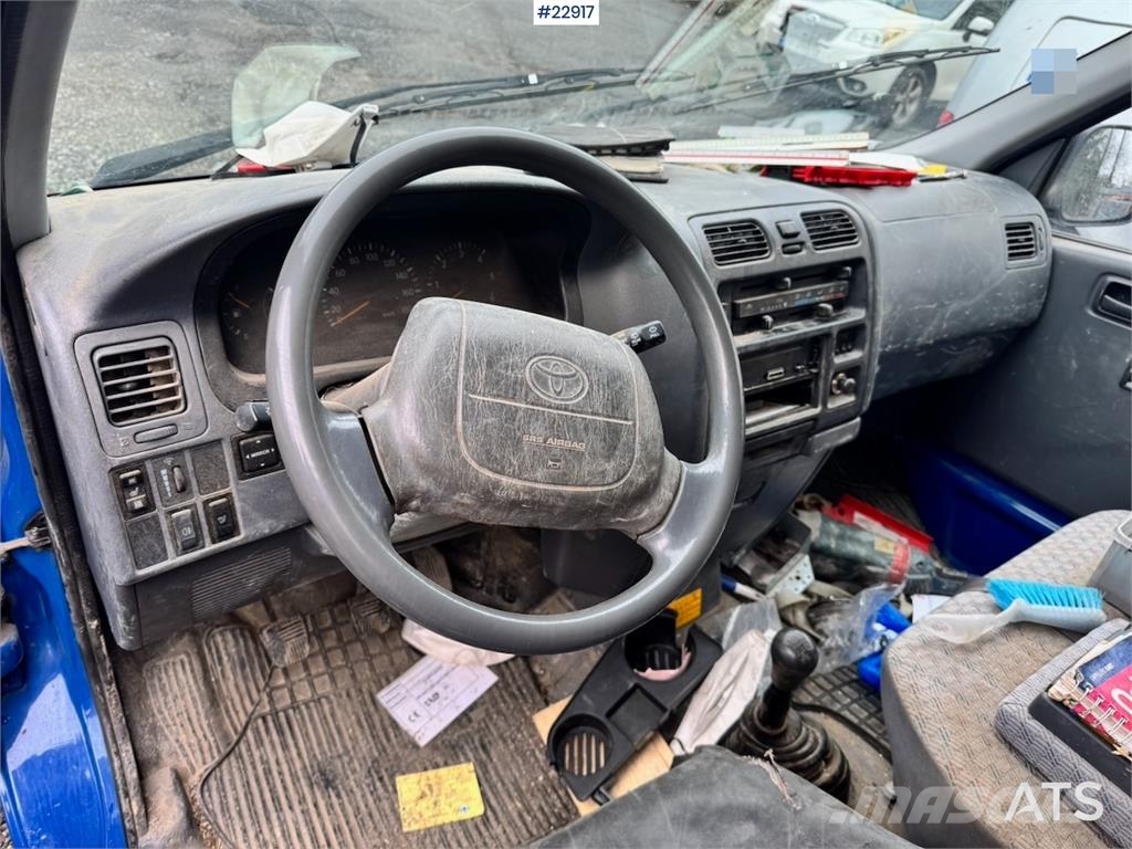 Toyota Hiace 4WD with 2 sets of tires Lieferwagen