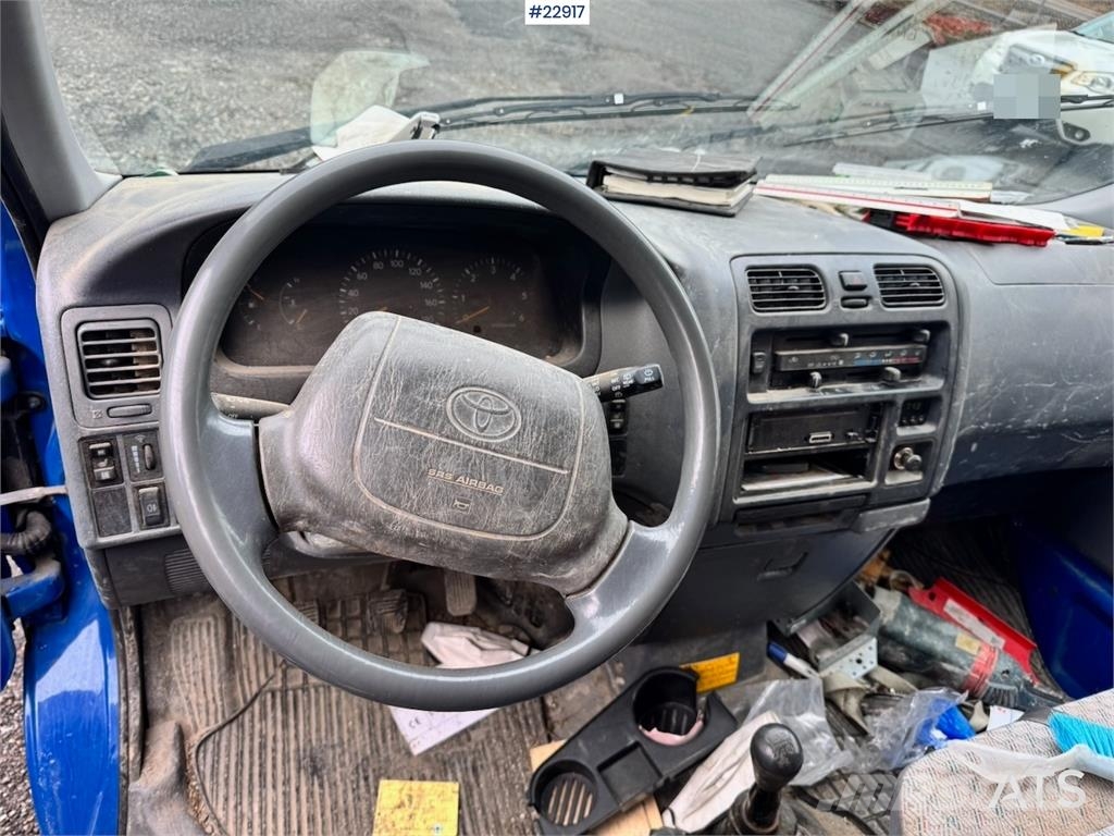 Toyota Hiace 4WD with 2 sets of tires Lieferwagen