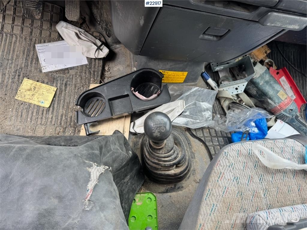 Toyota Hiace 4WD with 2 sets of tires Lieferwagen