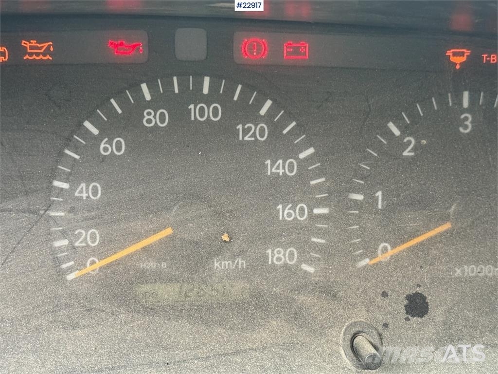 Toyota Hiace 4WD with 2 sets of tires Lieferwagen