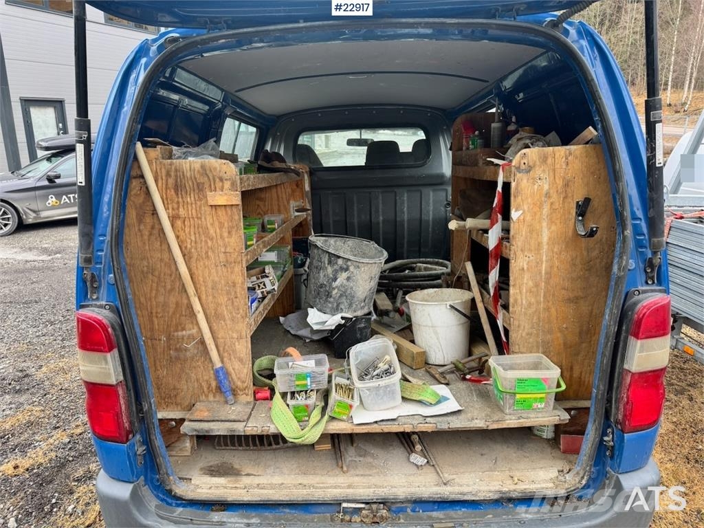 Toyota Hiace 4WD with 2 sets of tires Lieferwagen