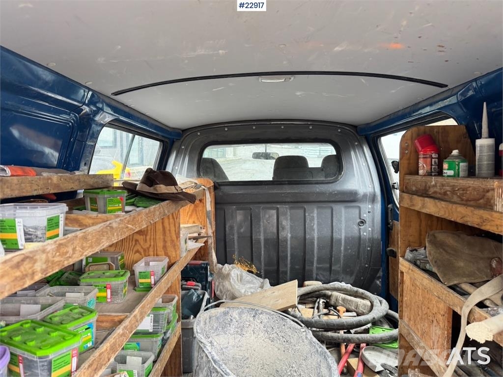 Toyota Hiace 4WD with 2 sets of tires Lieferwagen