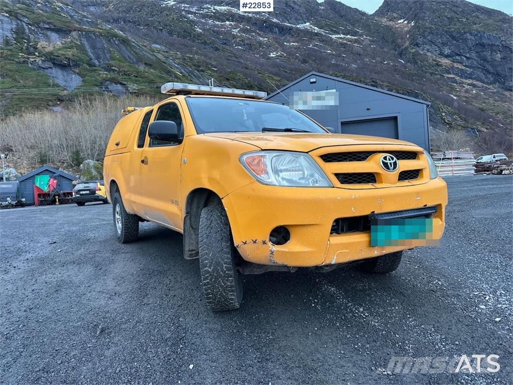 Toyota Hilux 4WD w/ two sets of tires Carros