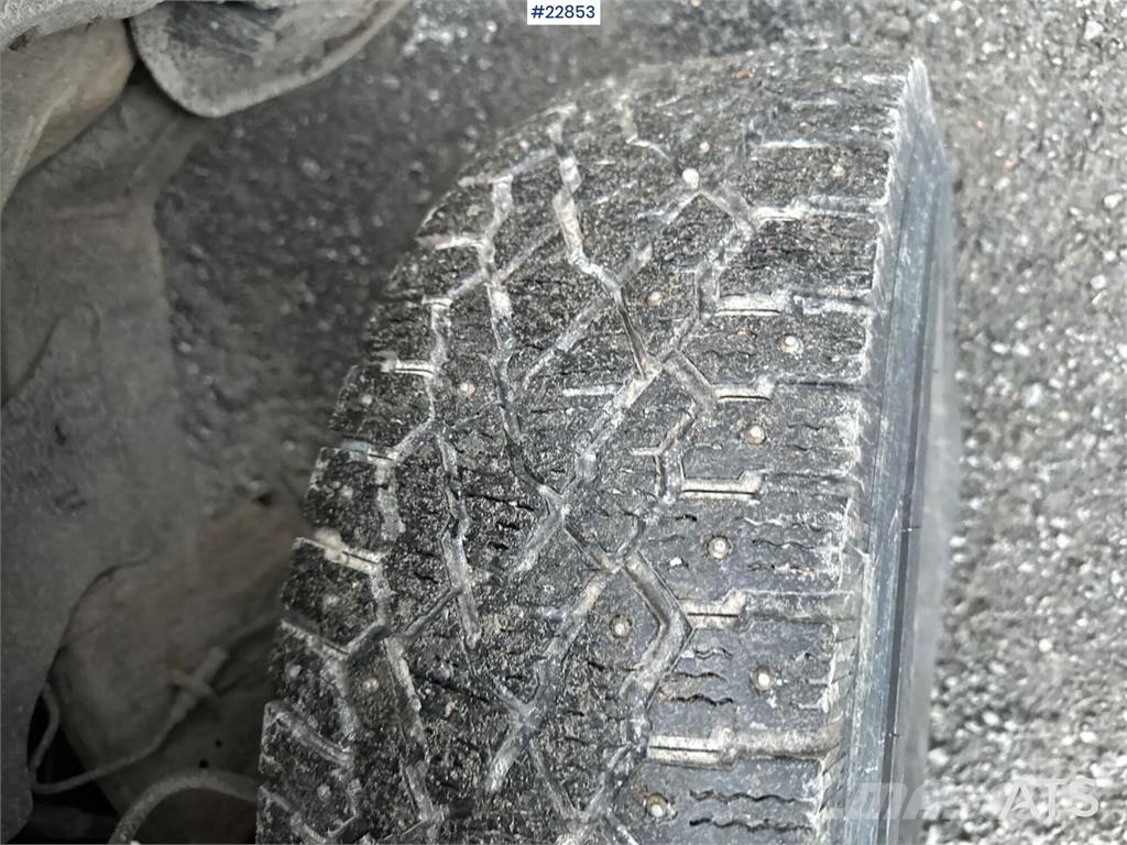 Toyota Hilux 4WD w/ two sets of tires Carros