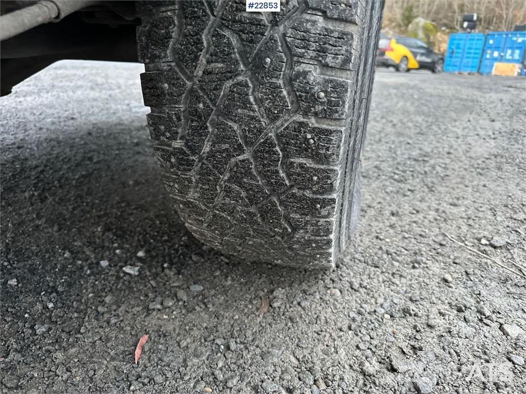 Toyota Hilux 4WD w/ two sets of tires Carros