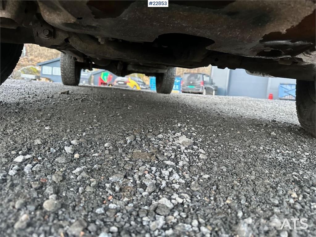 Toyota Hilux 4WD w/ two sets of tires Carros