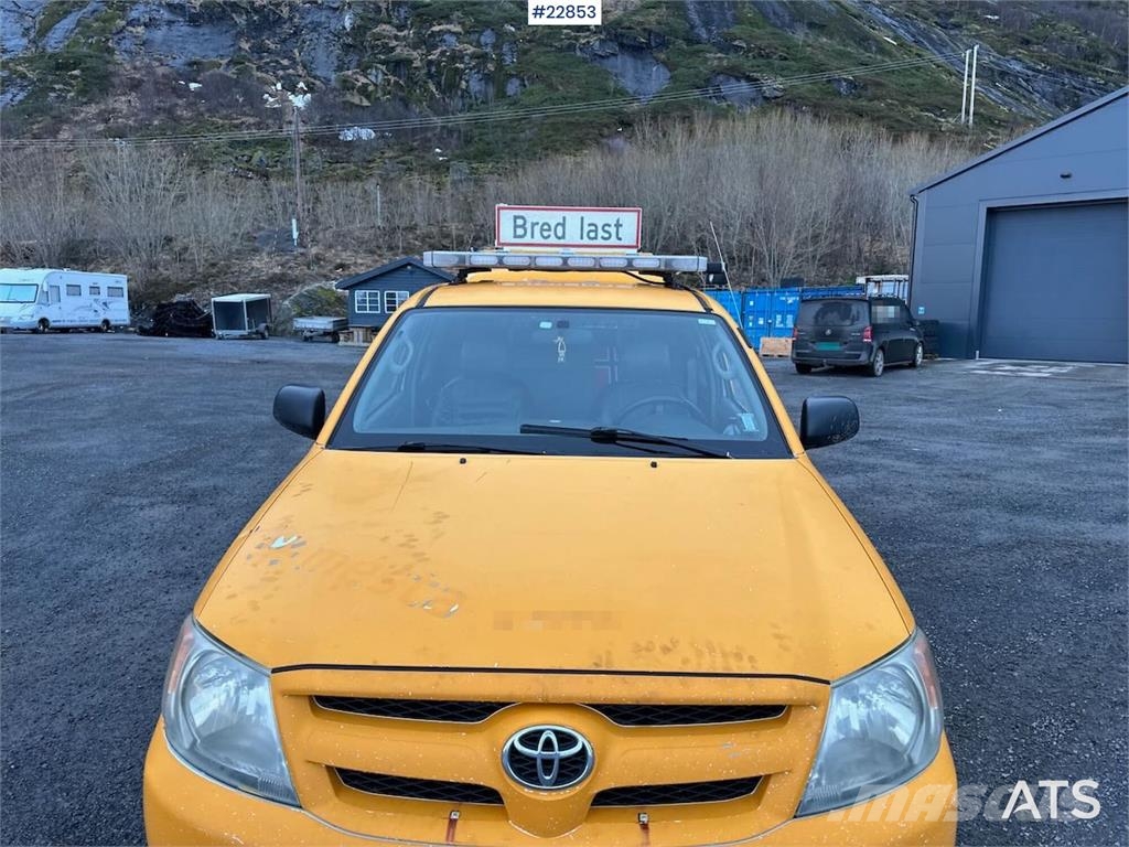 Toyota Hilux 4WD w/ two sets of tires Carros