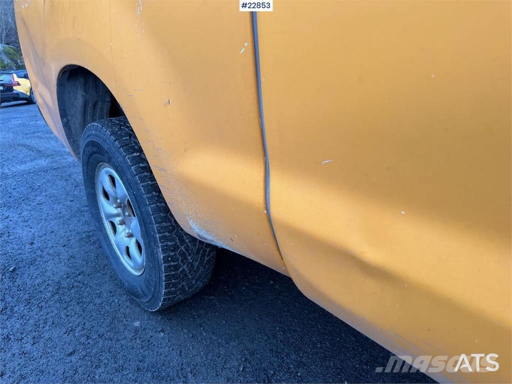 Toyota Hilux 4WD w/ two sets of tires Carros