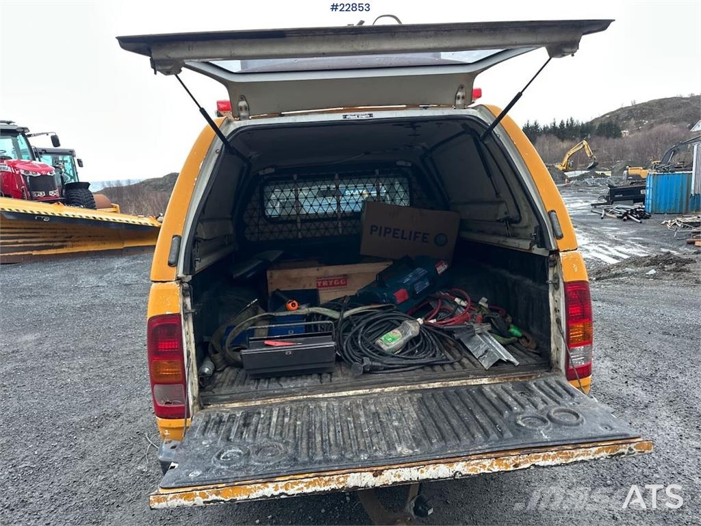 Toyota Hilux 4WD w/ two sets of tires Carros