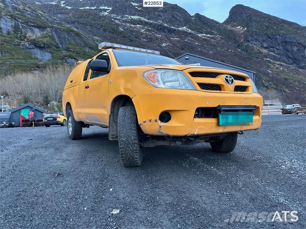 Toyota Hilux 4WD w/ two sets of tires Carros