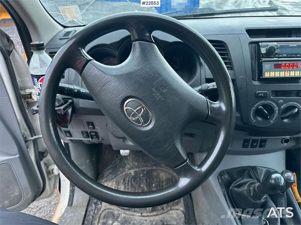 Toyota Hilux 4WD w/ two sets of tires Carros