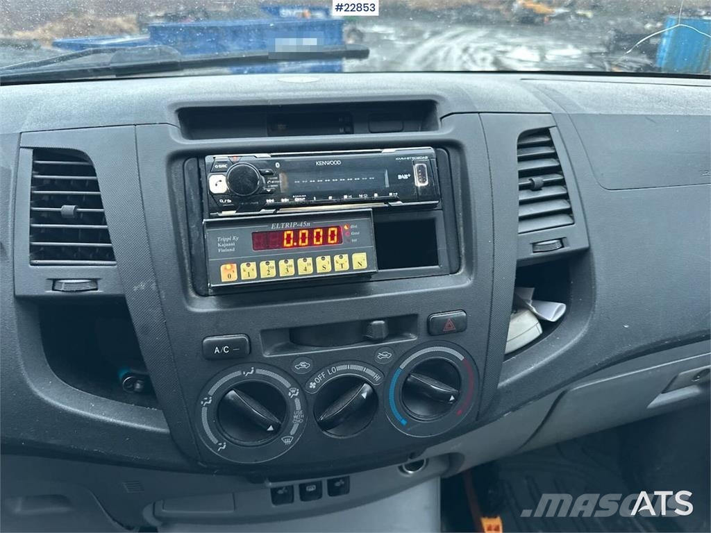 Toyota Hilux 4WD w/ two sets of tires Carros