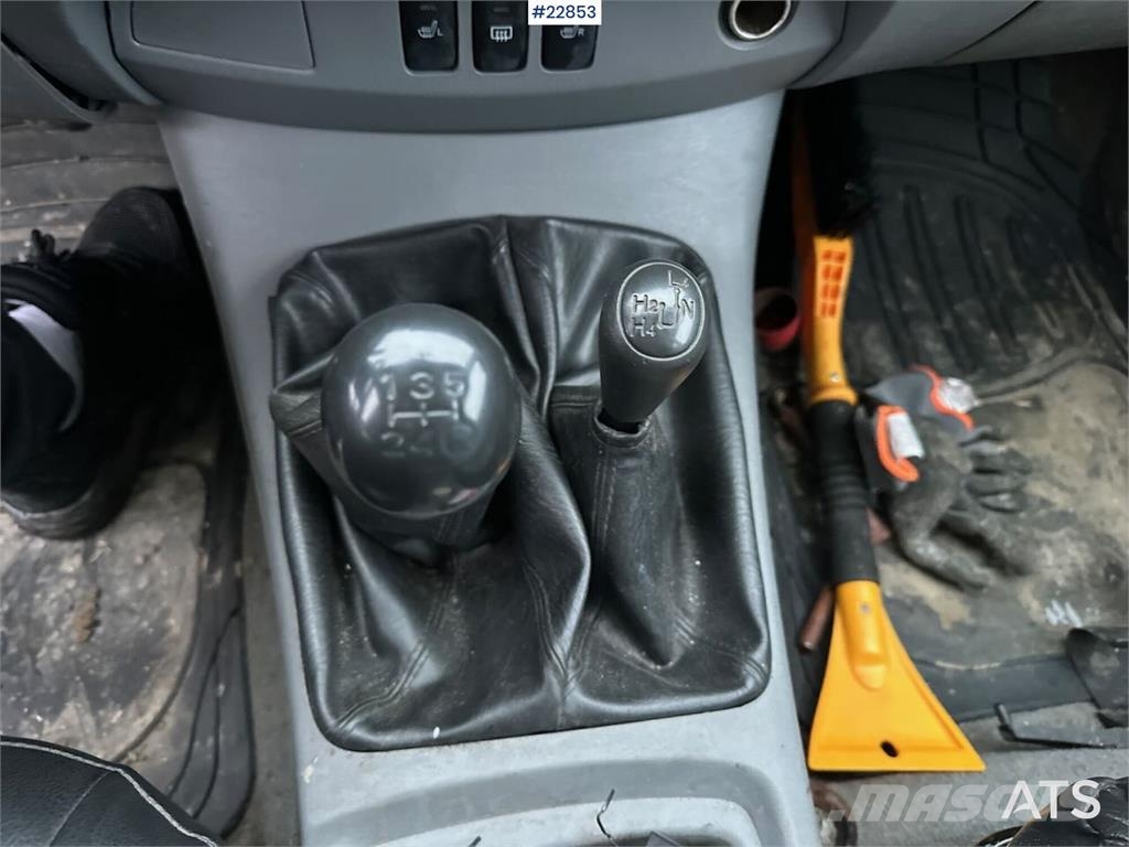 Toyota Hilux 4WD w/ two sets of tires Carros